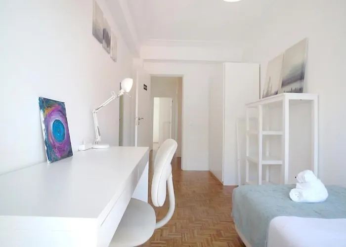 Houze Spacious Near Marques De Pombal